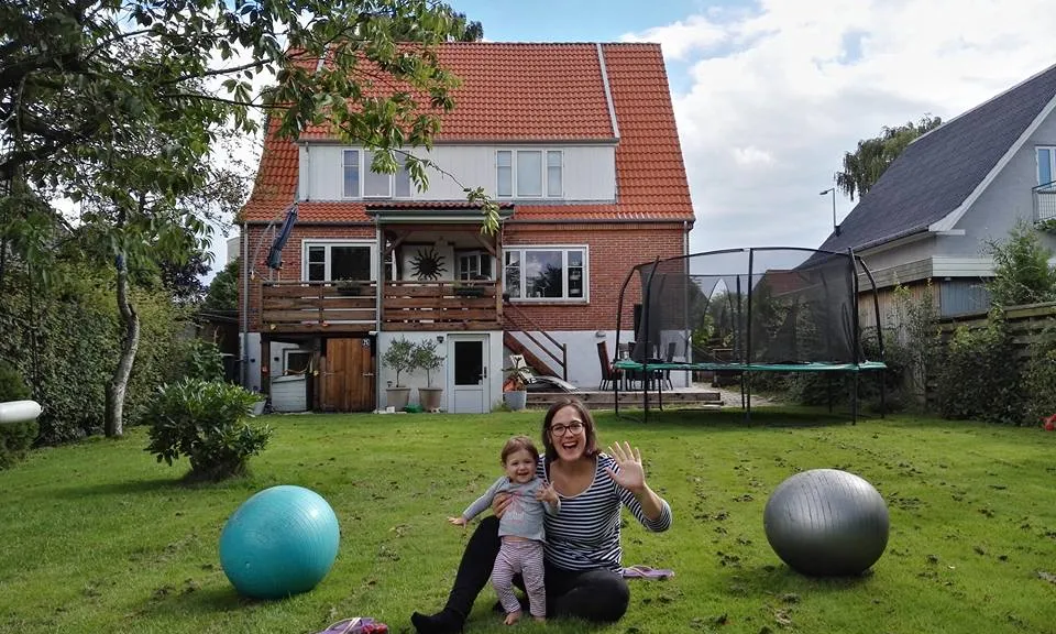 Roser Goula al jardí d'una casa d'intercanvi amb la seva filla