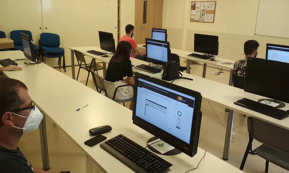 Quatre persones fent l'examen ACTIC al Punt Òmnia de Santa Coloma de Cervelló, en escenari post-Covid