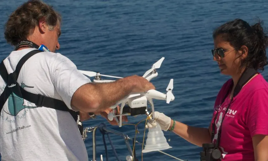 Fotografia de membres de Edmaktub treballant amb un dron. Imatge de Edmaktub.