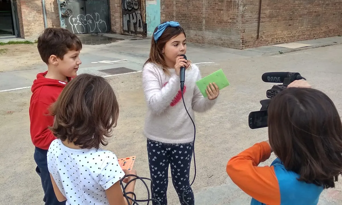 Nois i noies amb càmera i micro
