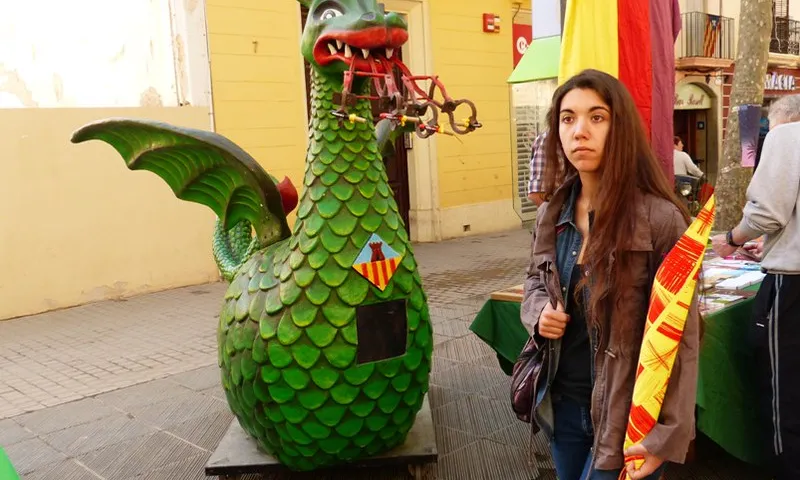Fotografia del Drac de Vilanova i la Geltrú en una parada de Sant Jordi. Imatge de Calafellvalo. Llicència d'ús CC BY-NC-ND 2.0