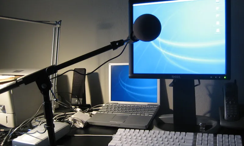 Fotografia d'un equip complet per fer podcast. Imatge de Naotake Murayama. Llicència d'ús CC BY 2.0