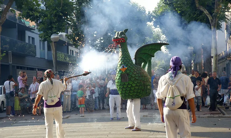 Fotografia del Drac de Vilanova i la Geltrú, en una cercavila de Festa Major. Imatge de l'Ajuntament de Vilanova i la Geltrú. CC BY 2.0
