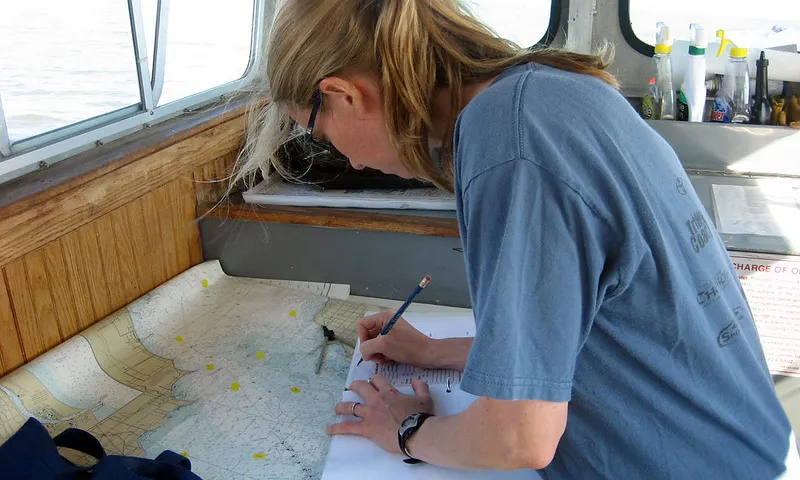 Fotografia d'una noia participant en un camp de treball. Imatge de NOAA Great Lakes Environmental Research Laboratory. Llicència d'ús CC BY-SA 2.0