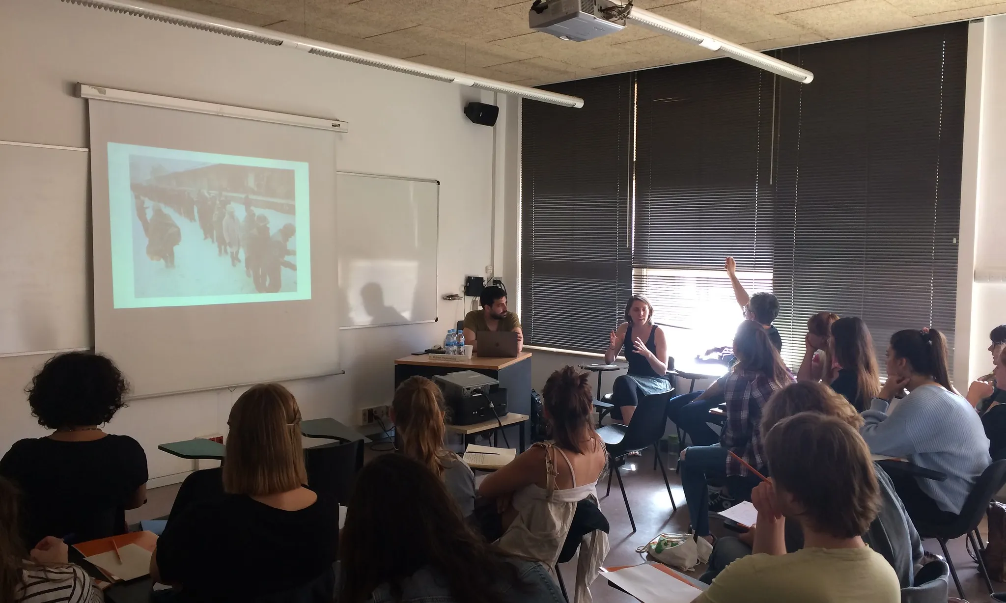 Formació en una aula amb un noi demanant la paraula