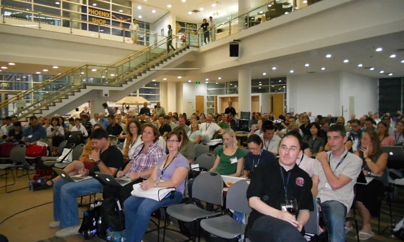 Fotografia d'una conferència. Imatge de Chris Betcher. Llicència d'ús CC BY-SA 2.0
