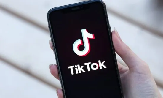Fotografia d'un telèfon mòbil amb l'aplicació Tik Tok. Imatge de Chantelle van Heerden. Llicència d'ús de domini públic.
