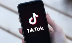 Fotografia d'un mòbil amb l'aplicació de TikTok. Imatge de Chantelle van Heerden. Llicència d'ús de Domini Públic.