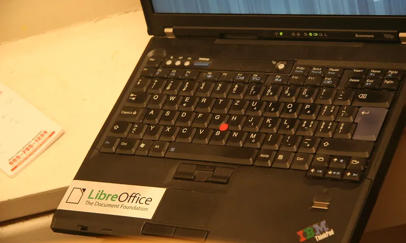 Fotografia d'un ordinador amb una etiqueta de LibreOffice. Imatge de Jesús Corrius. Llicència d'ús CC BY 2.0