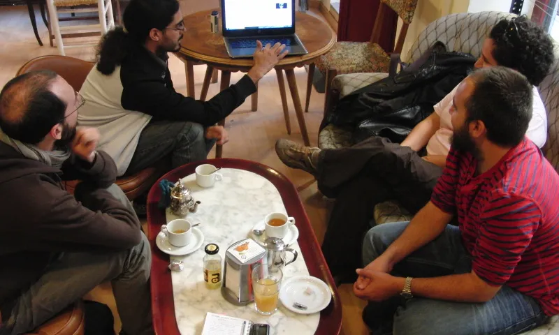 Fotografia d'un grup de persones utilitzant l'eina Moodle. Imatge de Olga Berrios. Llicència d'ús CC BY 2.0