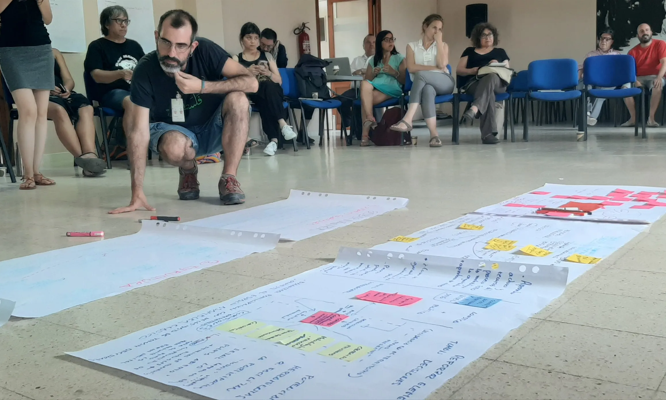 Un grup de gent participant en una dinàmica de grup