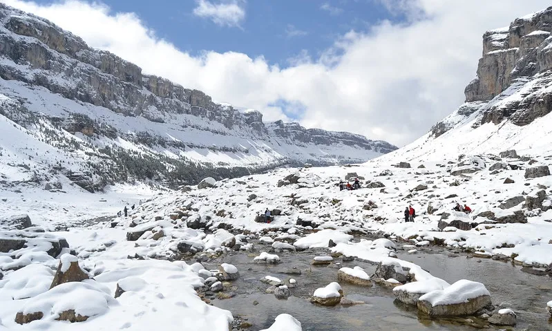 Fotografia del pirineu aragonès tot nevat. Imatge de Roger Sanjaume. Llicència d'ús CC BY-NC 2.0