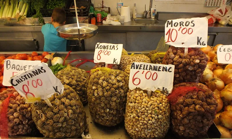 Fotografia d'una peixateria de València amb cartells en valencià. Imatge de Brian Adamson. Llicència d'ús CC BY 2.0