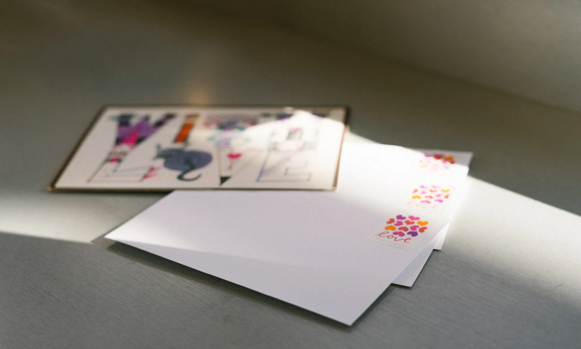 Dibuixos de colors en fulls de paper blanc a sobre d'una taula