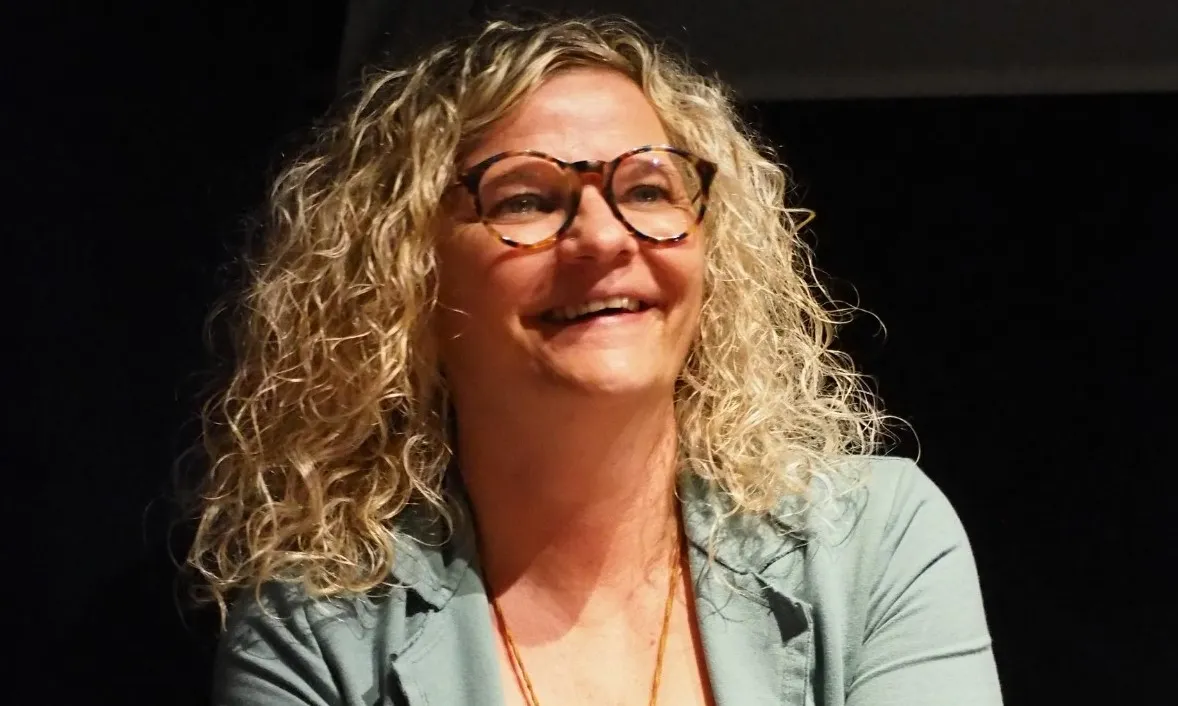 Primer pla d'una dona somrient, l'Anna Lara