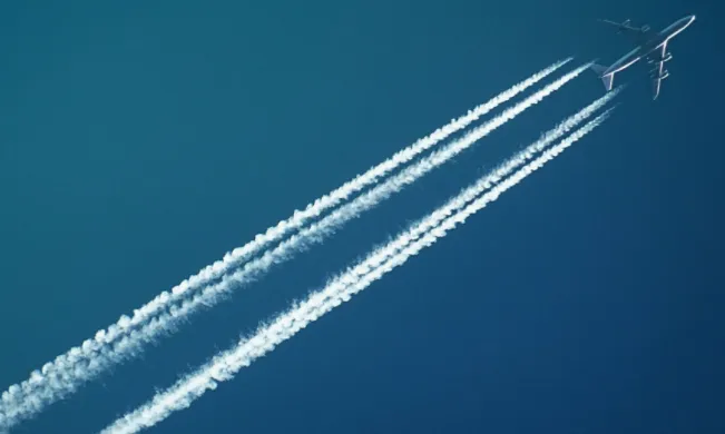 La contaminació de l’aviació es deu al CO2, al NOx (òxid de nitrogen) i a les esteles de condensació. 