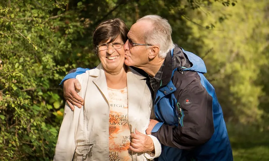 Dues persones grans en un moment d'afecte.