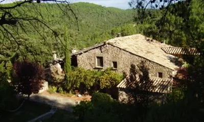 Cal Cases és un projecte de vida en comunitat situat en una masia enmig del bosc en el terme municipal de Santa Maria d'Oló, en el Moianès