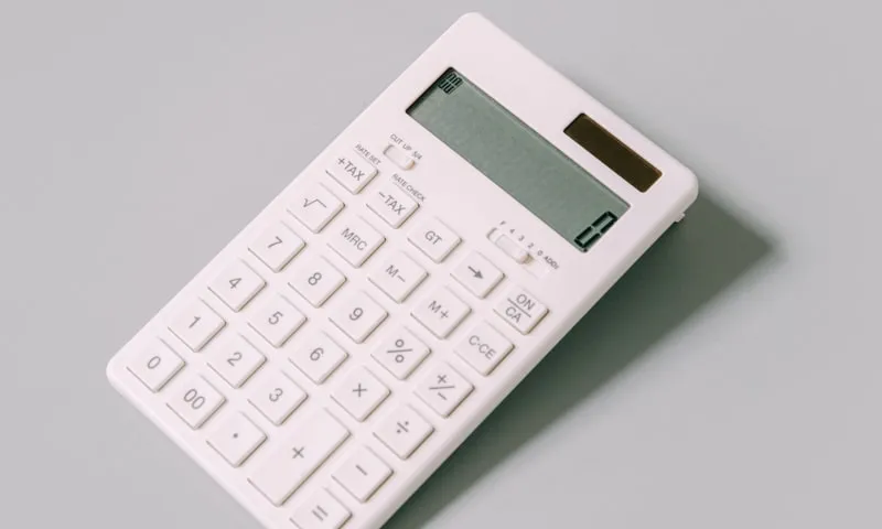 Les entitats ja poden utilitzar la calculadora de pagament de deutes i d'interessos per ajornaments a la web de l'Agència Tributària. Font: Unsplash.