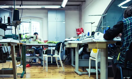 Dona Kolors és una marca de roba que ofereix oportunitats laborals i econòmiques a dones en situació d’exclusió social