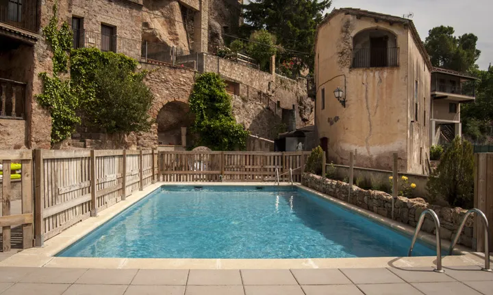 Piscina i edifici de l'alberg Els Caus de Mura