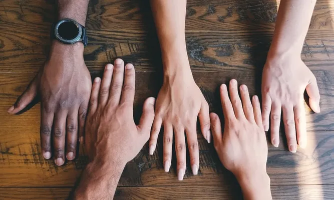La renda bàsica és un ingrés pagat per l'estat, com a dret de ciutadania, a cada membre de ple dret o resident de la societat. Font: Unsplash.