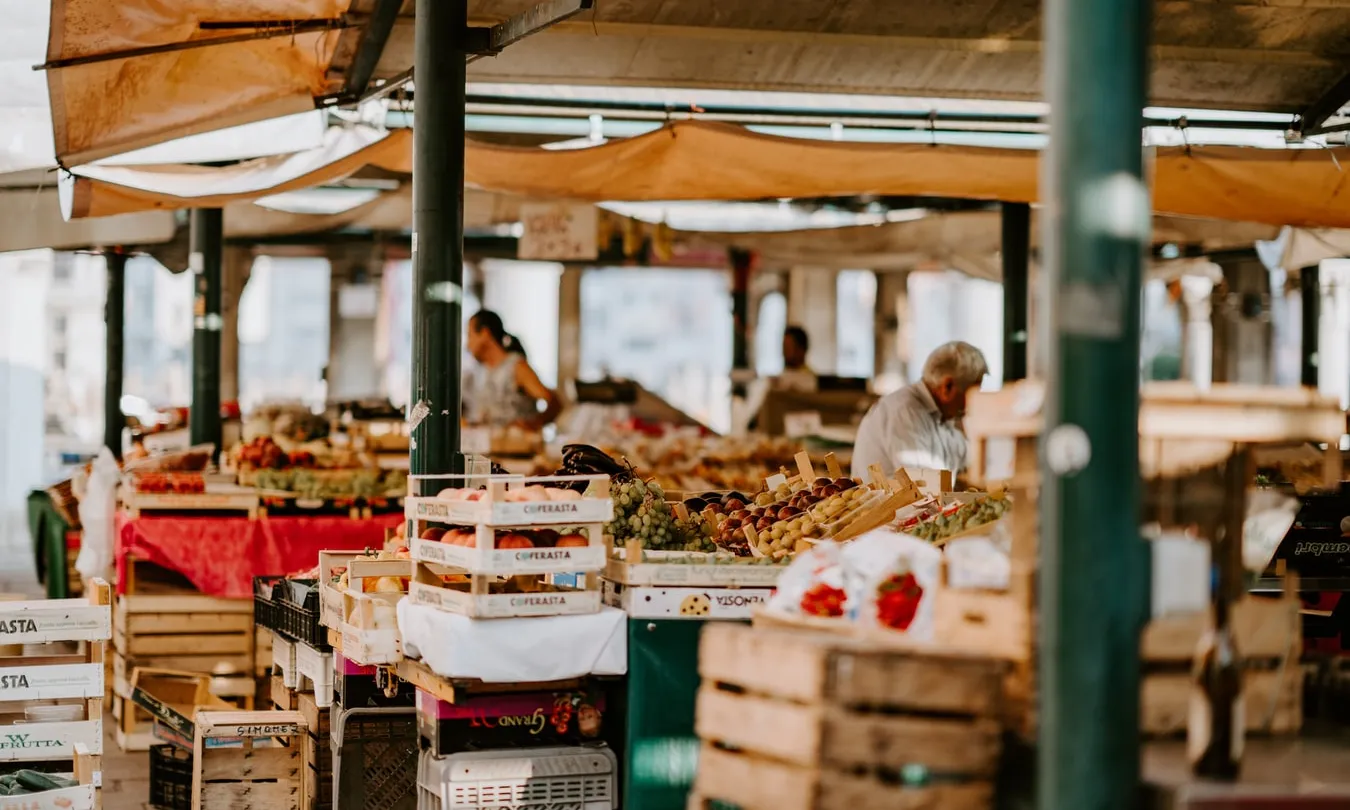Gràcies a les donacions de majoristes de Mercabarna, el Banc dels Aliments de Barcelona també ha rebut 660.000 quilos de vegetals i 580.000 d’excedents dels establiments de venda d’aliments. Font: Unsplash.