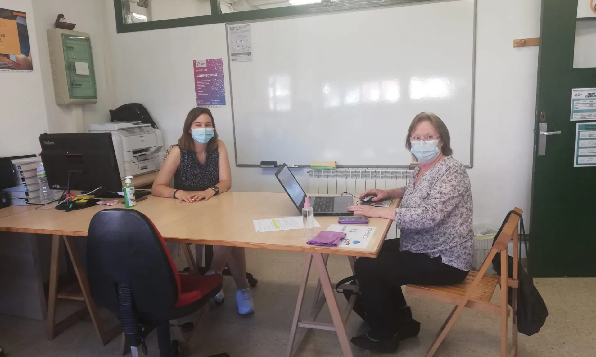 Una participant i la dinamitzadora del Punt Òmnia Centre de Promoció Social Francesc Palau