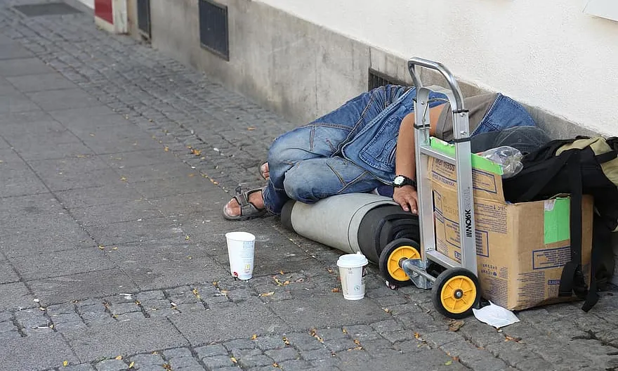 Sis mesos vivint al carrer deteriora greument la situació de les persones sense llar.