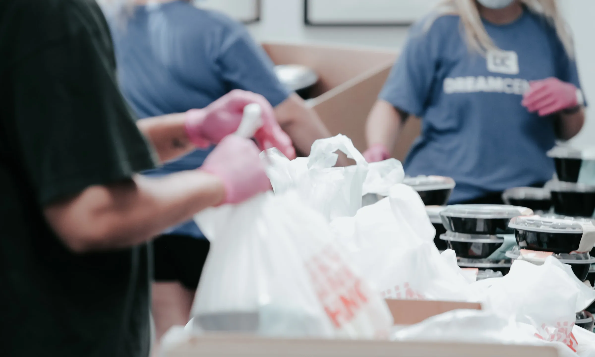 Persones donant bosses de plàstic amb aliments
