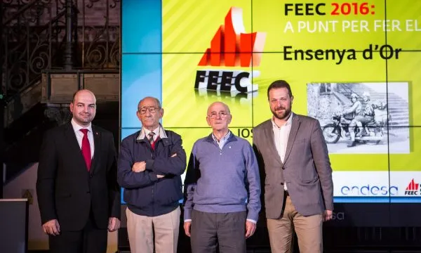 Jordi Pons rebent la Ensenya d'Or de la FEEC. Imatge de la FEEC. 