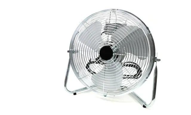 Col·locar recipients amb gel davant d'un ventilador és molt efectiva per a refrescar una habitació
