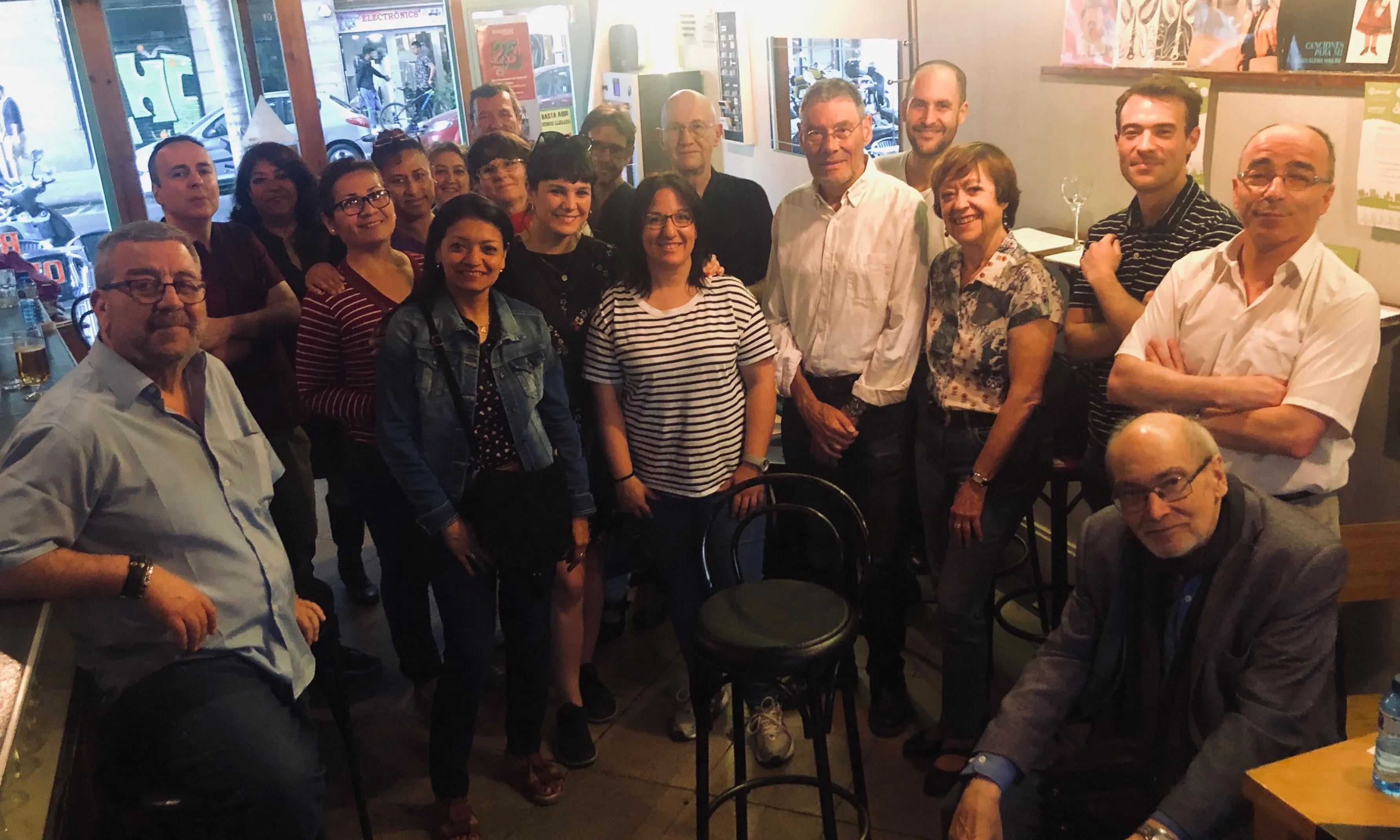 Un grup de persones mirant a càmera en un bar