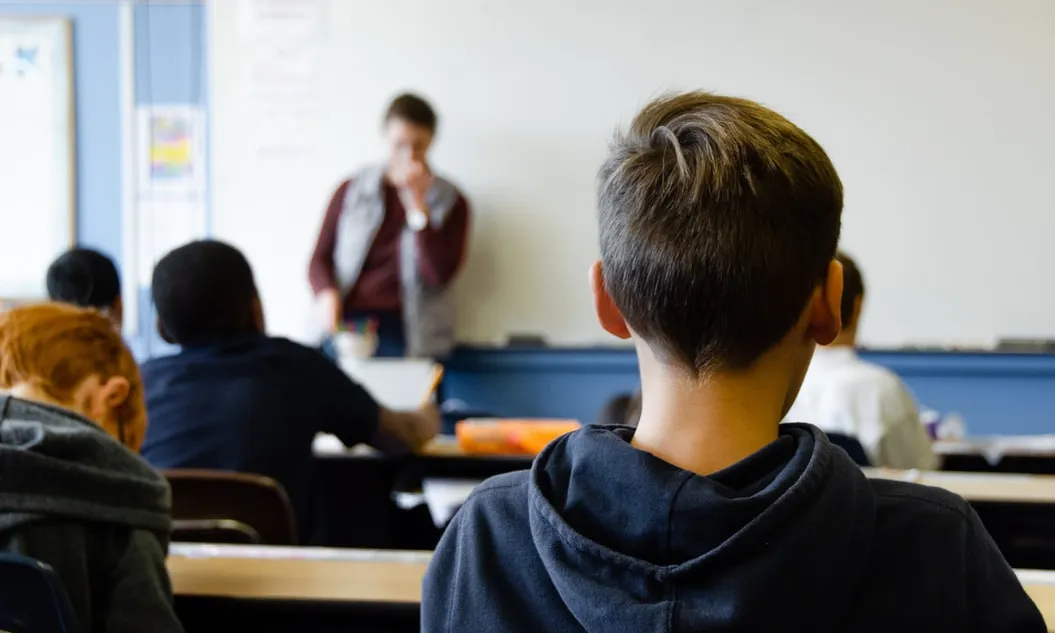 Tant les famílies com el professorat asseguren que el model presencial és el millor pels infants i joves. Font: Unsplash.