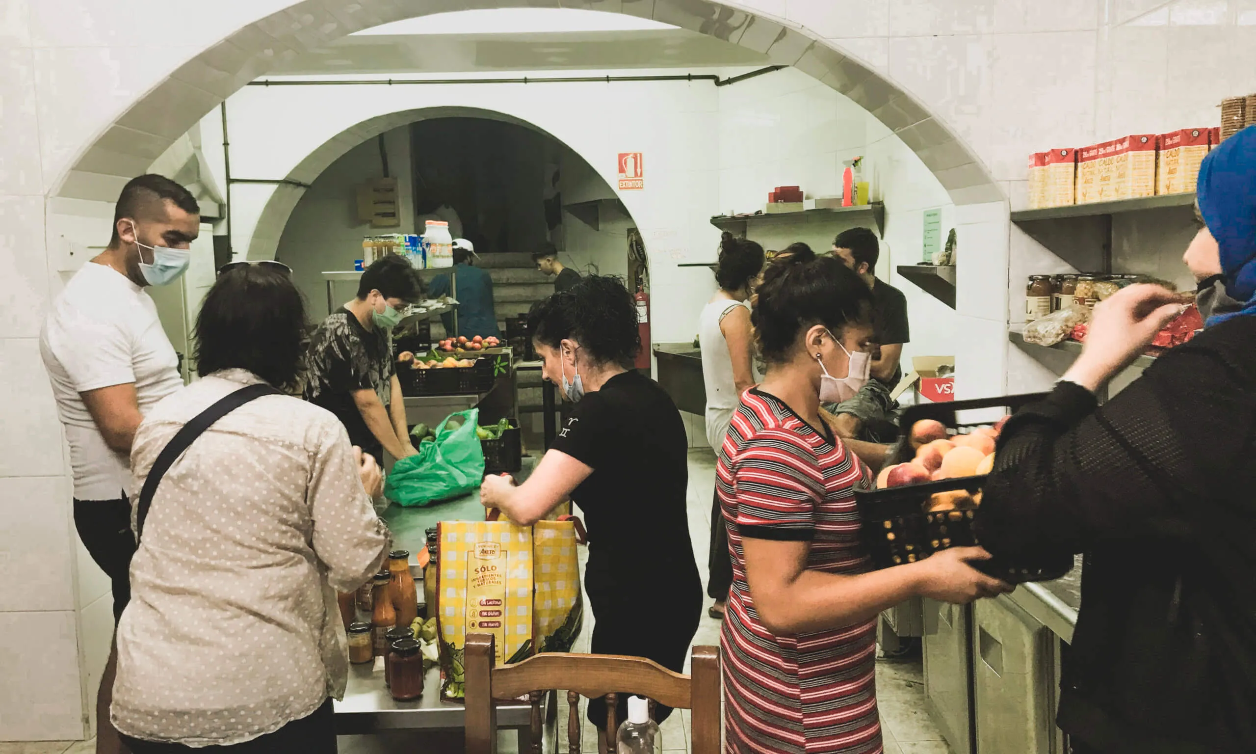 Participants de la Xarxa Suport Mutu de Manresa treballant