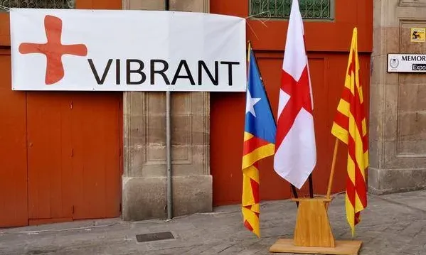 Vibrant divulga la llengua, tradicions, costums i la cultura catalanes.