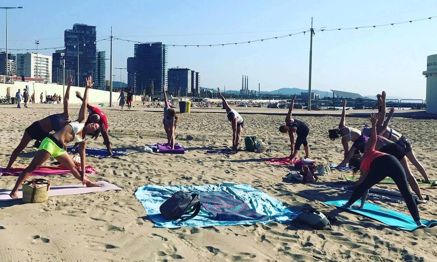 Gent fent ioga a la platja