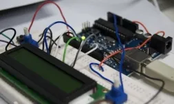 Fotografia d'una placa arduino. Imatge de samthor. Llicència d'ús CC BY-SA 2.0