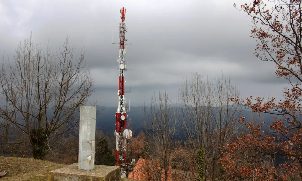 Fotografia d'una antena de guifi.net en una zona rural. Imatge de nusepas. Llicència d'ús CC BY-NC-SA 2.0