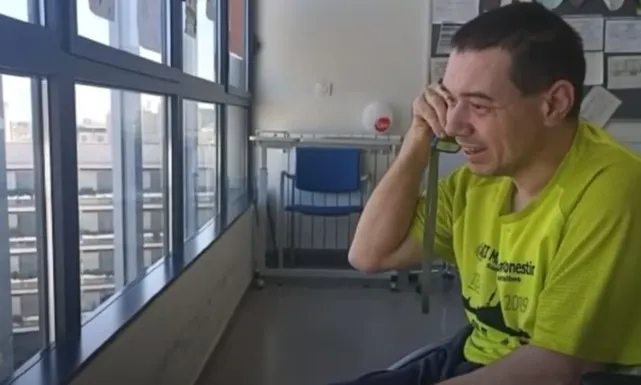 L'Ismael parla per telèfon amb un familiar.