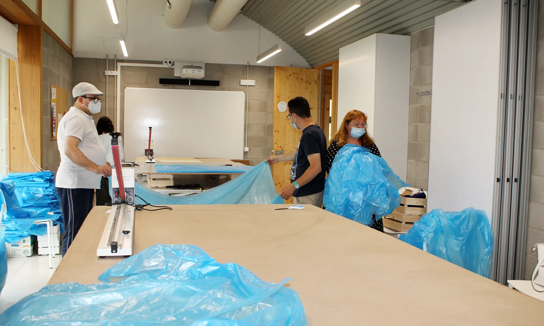 Les bates solidàries són utilitzades per professionals de la sanitat de l'Hospital de Vic.