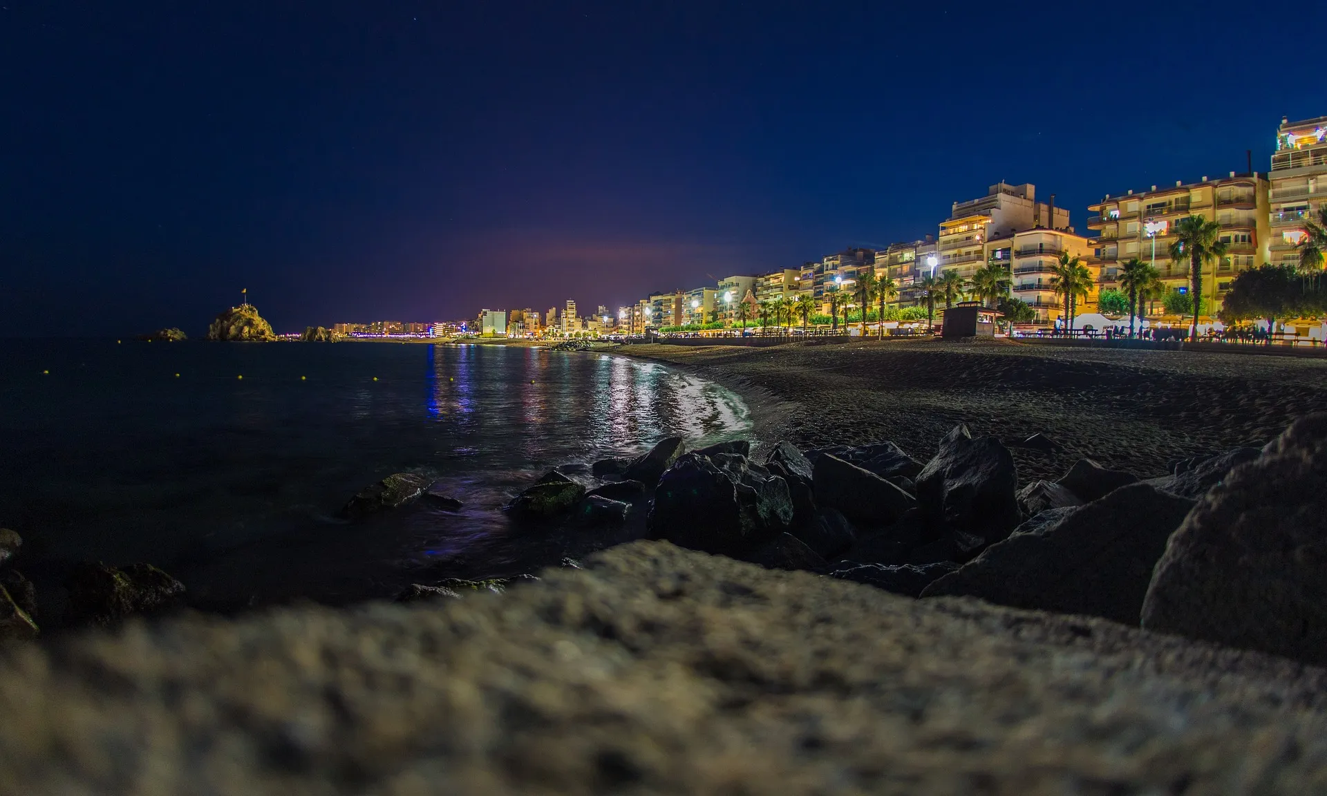 Imatge de Blanes, de nit.