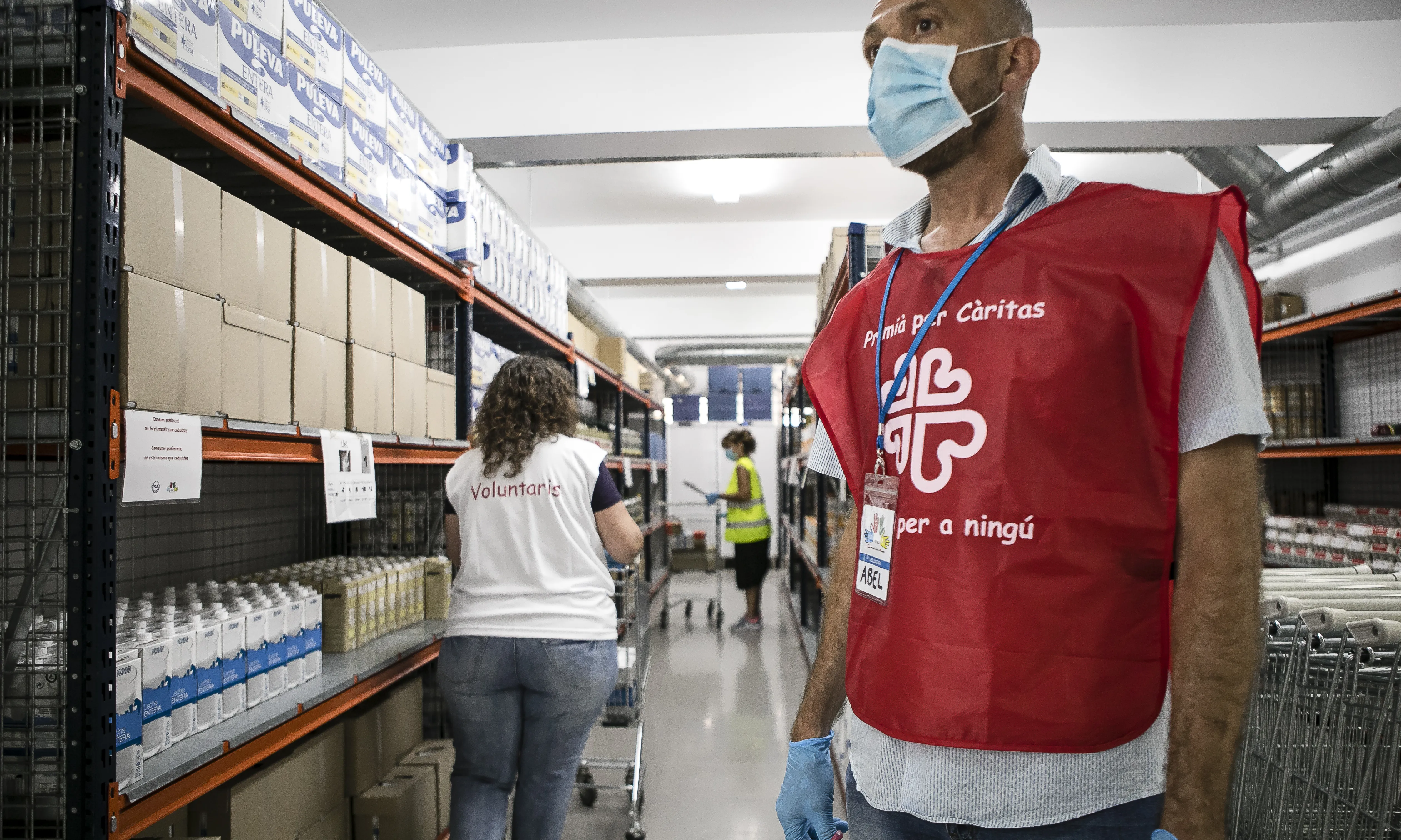 Càritas Barcelona realitza acompanyament telefònic i a través de videoconferències per donar suport emocional.
