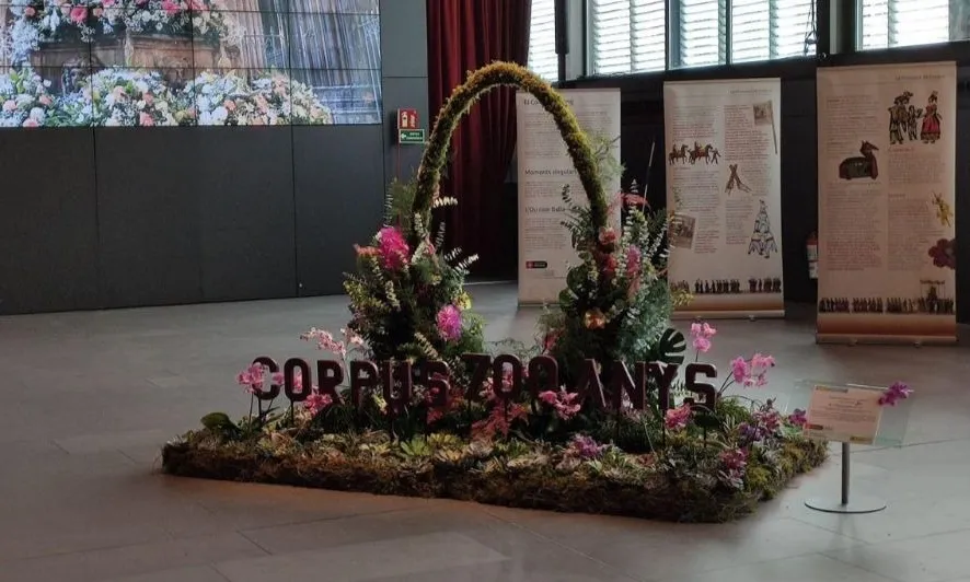 Decoració d'art floral elaborada per la Casa d'Oficis de Barcelona Activa que commemora els set-cents anys del primer Corpus a Barcelona.