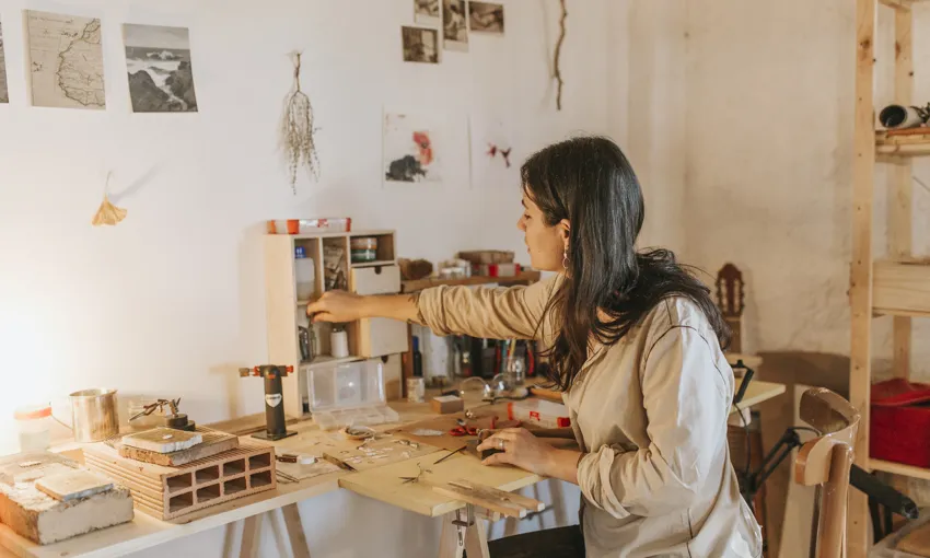 Carla Bellera, sòcia de la cooperativa Territori de Masies, al seu taller.