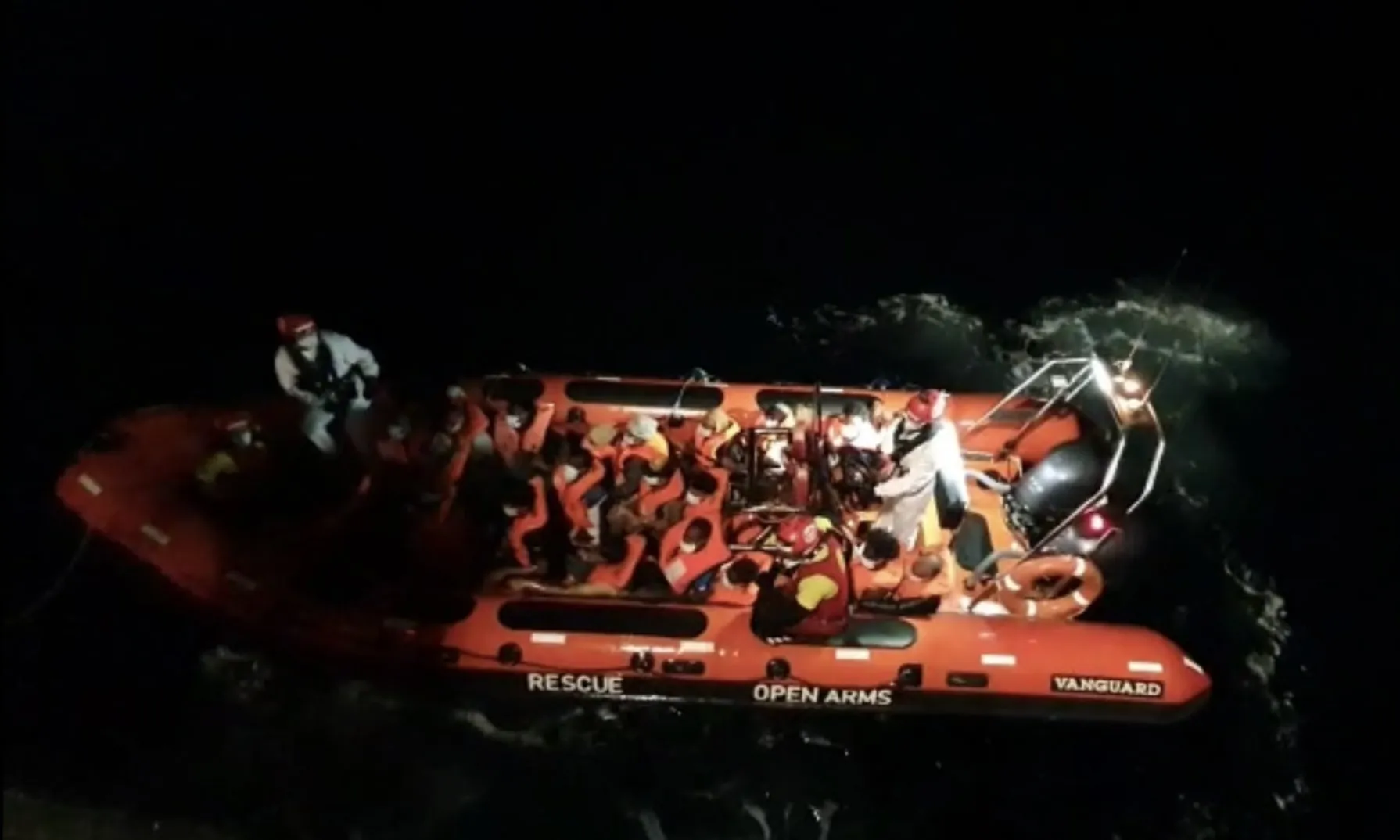 Entre les vuitanta-tres persones es troben cinc dones i tres nens.