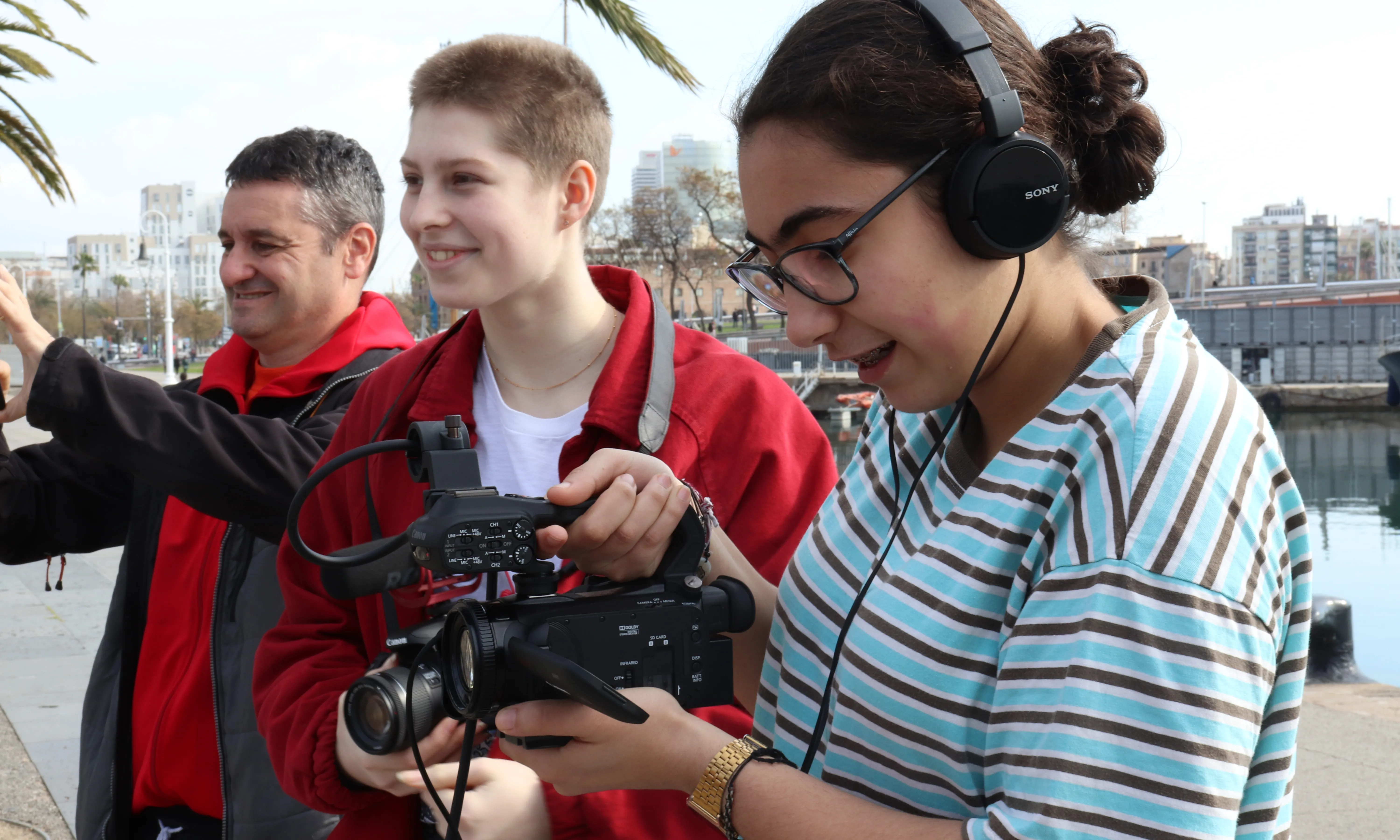 Dues noies joves participant en el projecte MediaSport Jove