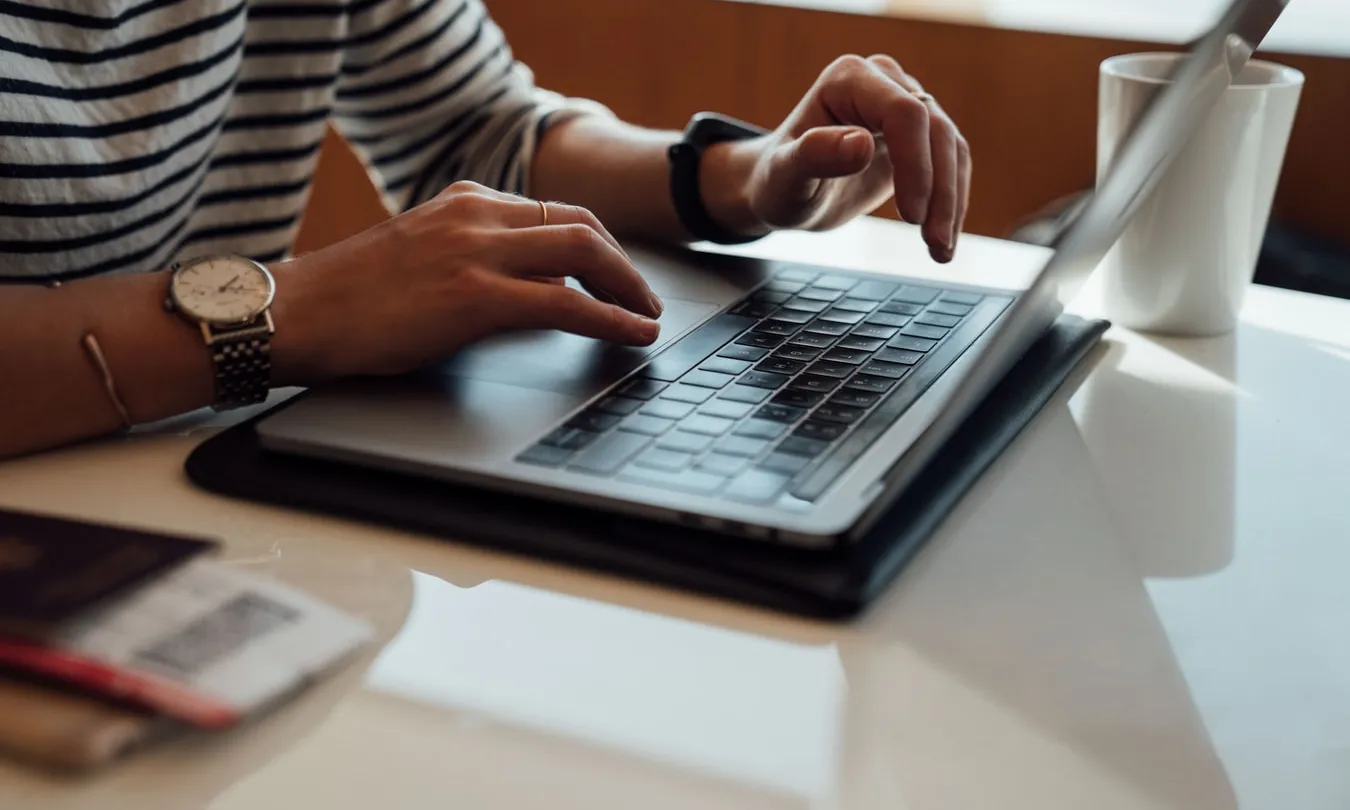 L’entitat haurà de garantir el dret a la retribució, estabilitat laboral, temps de treball, formació i promoció professional. Font: Unsplash.