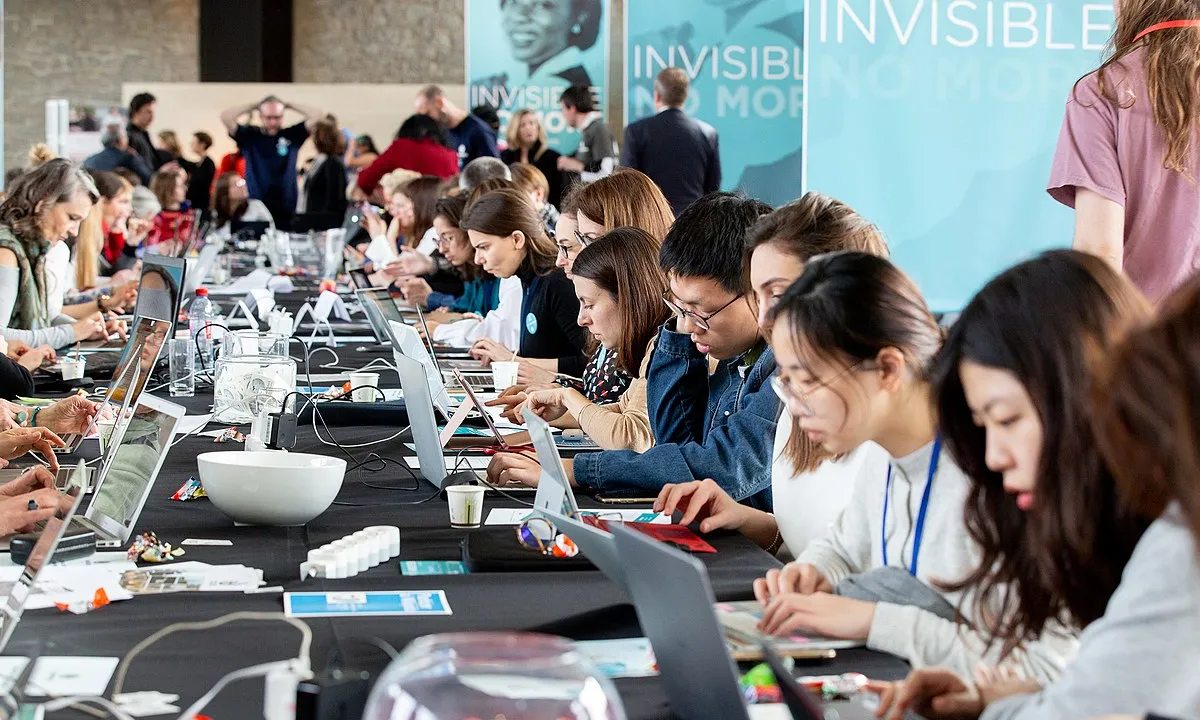 Fotografia d'un grup de dones editant la Viquipèdia. Imatge de UNESCO. Llicència d'ús CC BY-SA 3.0 IGO