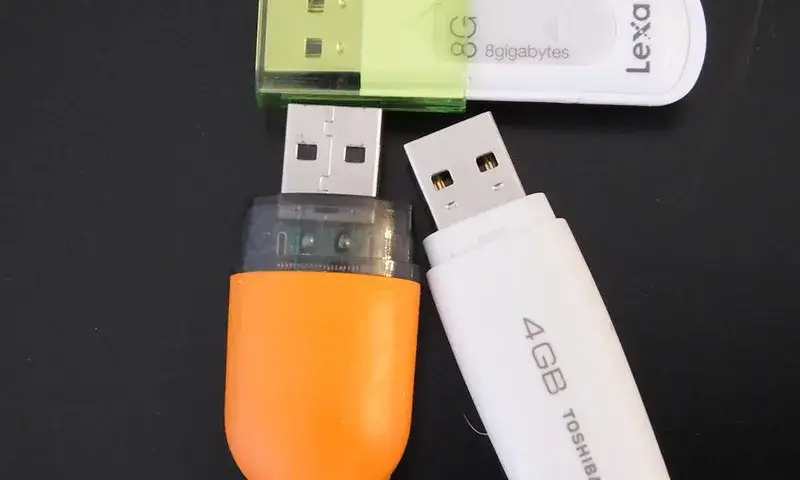 Fotografia d'un USB. Imatge de Jacqui Brown. Llicència d'ús CC BY-SA 2.0